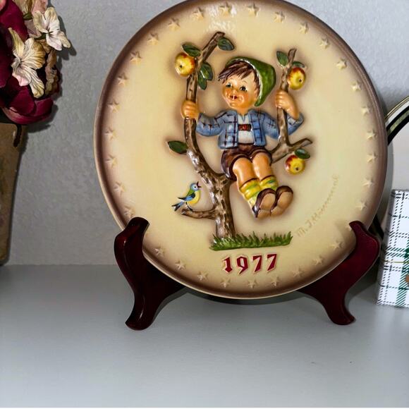 1977 Goebel M.J. Hummel Annual Collector Plate • Boy in Apple Tree - Picture 5 of 6